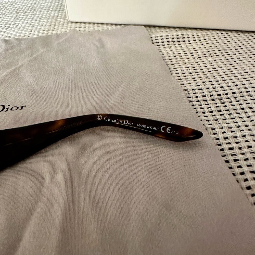 Dior Fashion Sunglasses with Chunky Frames - Picture 4 of 5